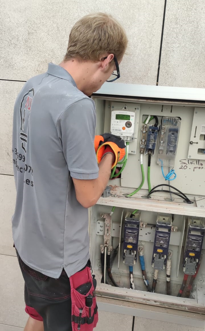 Picture of mechanic fixing an electrical problem